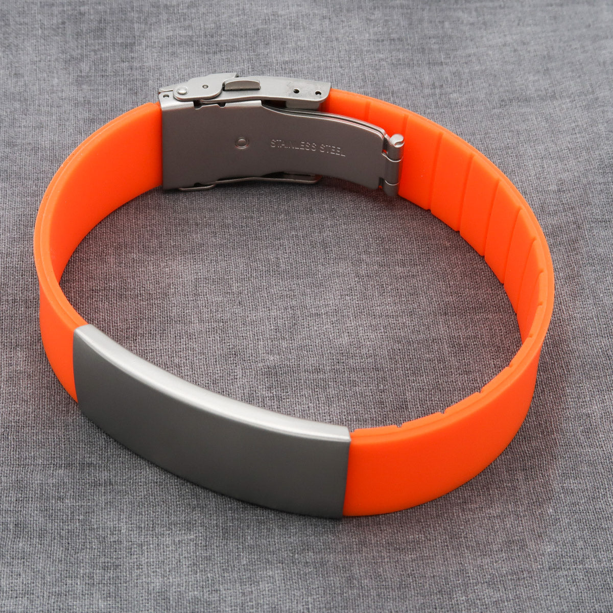 QR-kode-armbånd med indgravering, personligt tilpasset til events/marketing