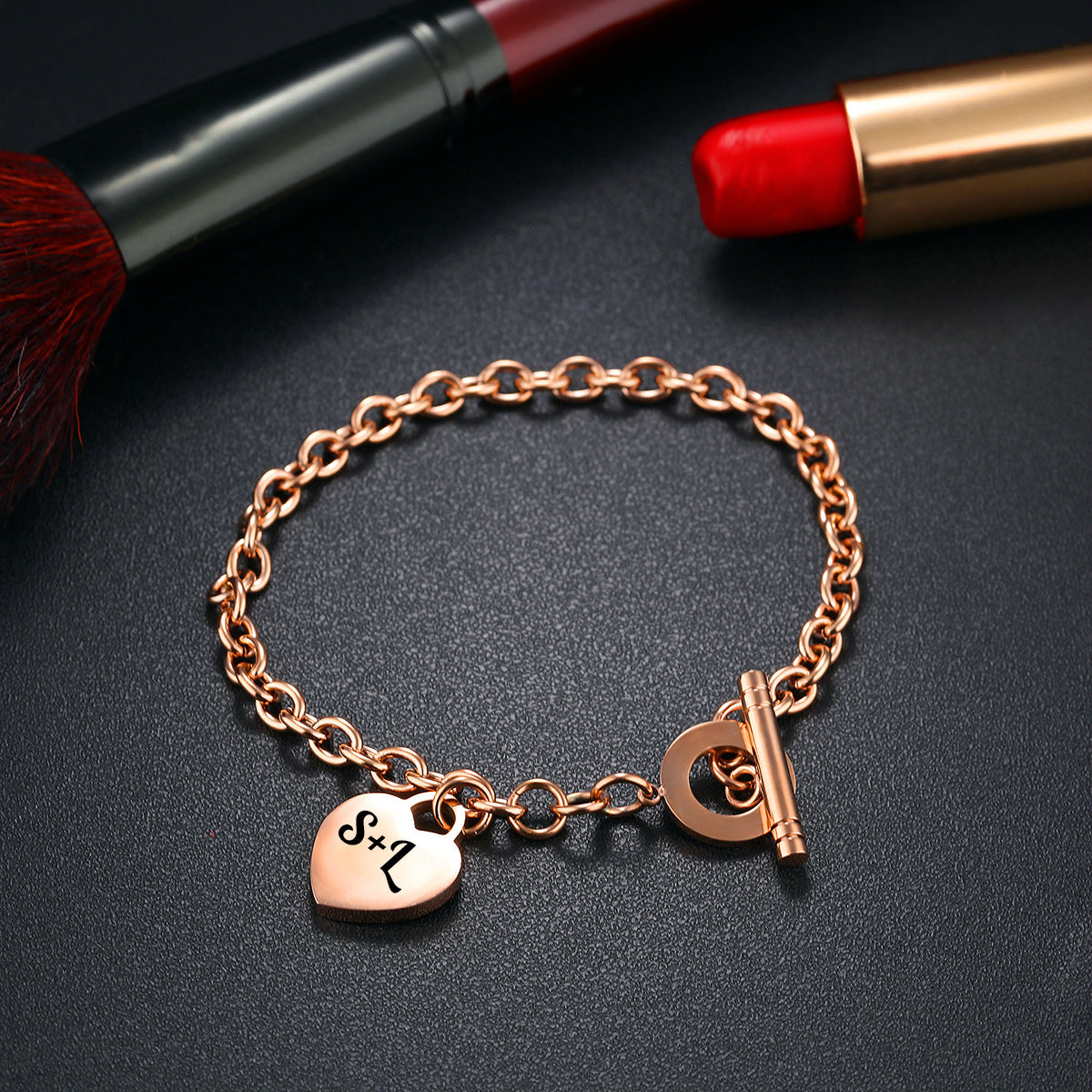 "Love"-armbånd med hjerteformet charm, indgravering af initialer
