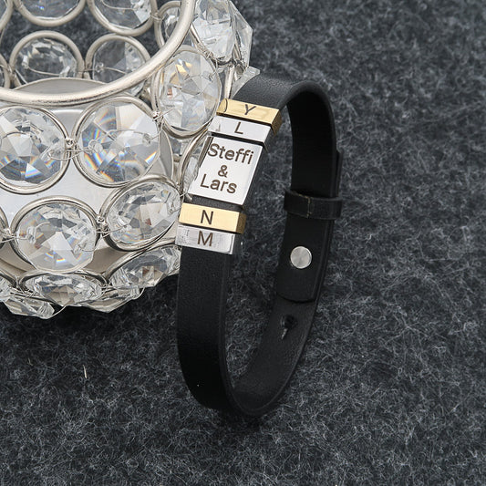 Læderarmbånd med indgraverede navne på perler, hvert navn på armbåndet. "Familie" personliggjort til mor