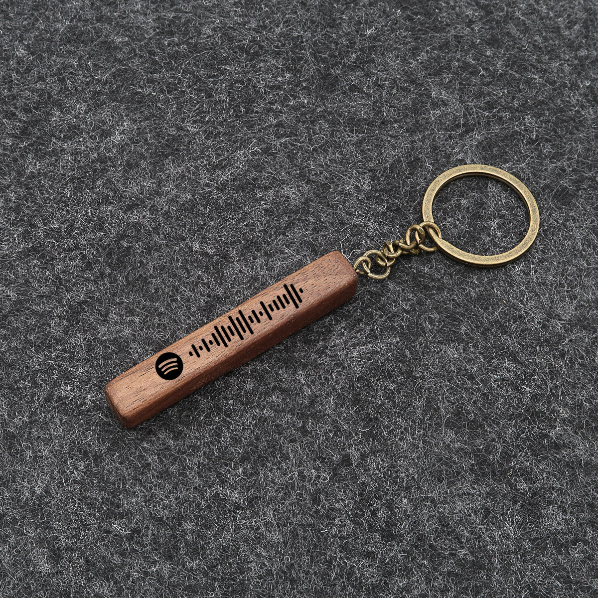 Spotify-nøglering indgraveret med Spotify-kode og navn. Træbar lavet af ægte træ