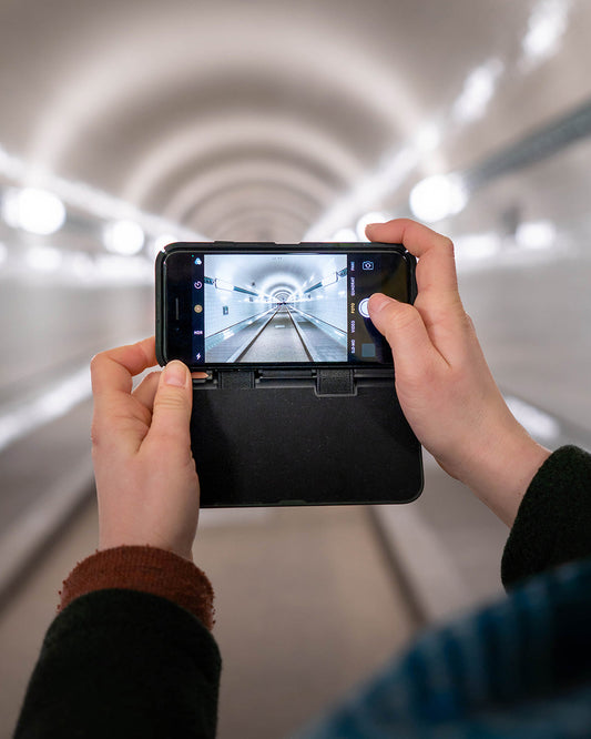 Klak personligt iPhone-etui. Selvlukkende. Med gratis indgravering