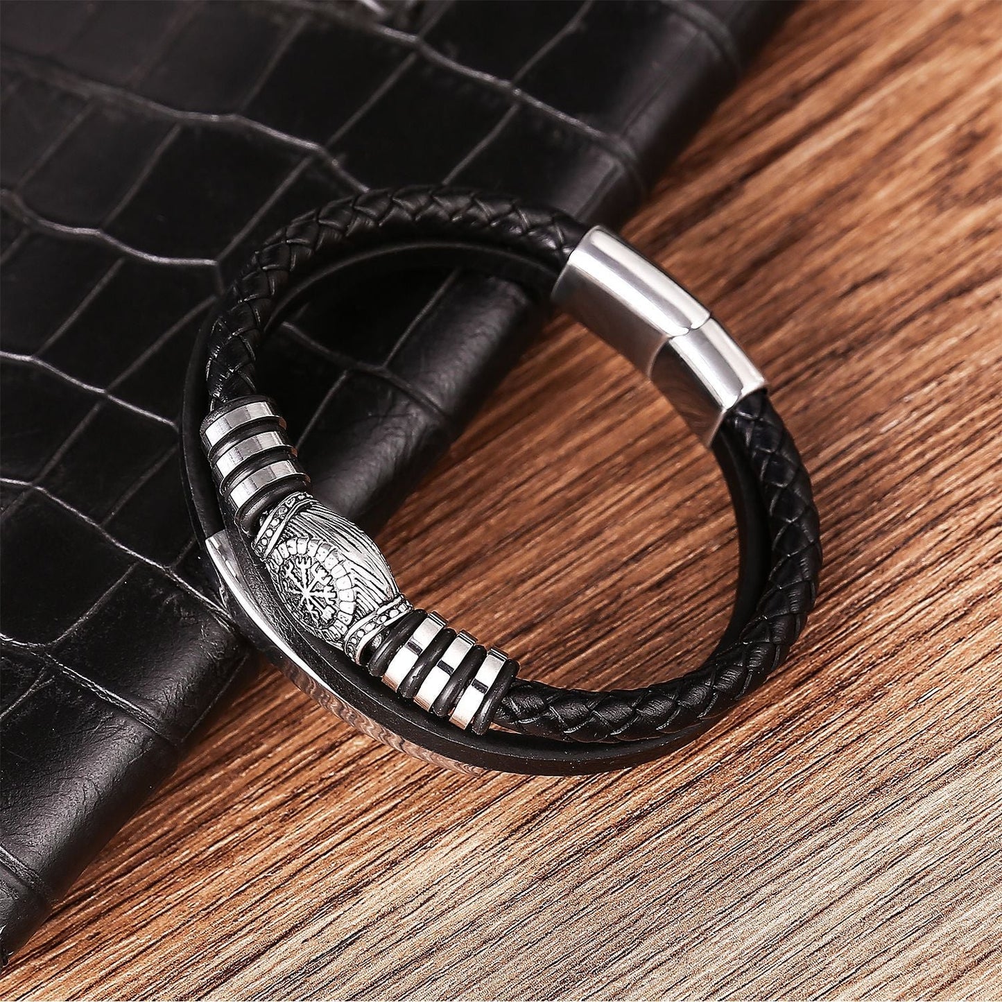 Leder Armband "Vikings" mit Gravur und Runen Optik